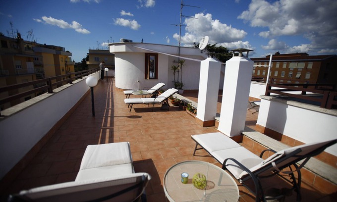 Gianicolo Apartment | Holiday Home 'Gianicolo House' with Private Terrace, Wi-Fi and Air Conditioning