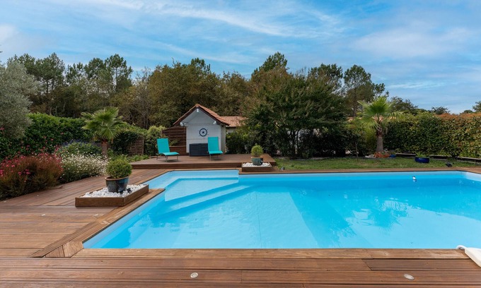 Sanguinet House | Holiday Home 'Gîte 2 Lac Nature Piscine' with Shared Pool, Wi-Fi and Air Conditioning