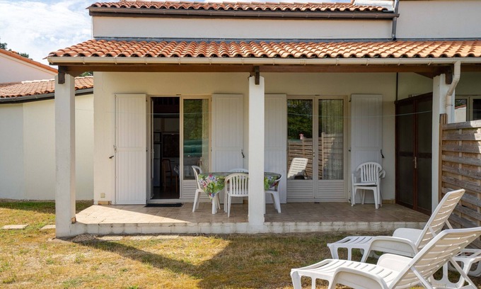 La Palmyre House | Holiday Home 'Grande Maison Les Mouettes' with Private Terrace and Garden