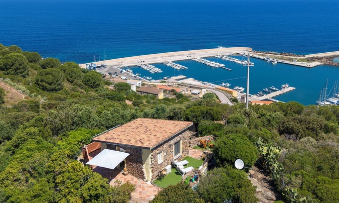 Castelsardo House | Holiday Home 'Hakéyah' with Sea View, Wi-Fi and Air Conditioning