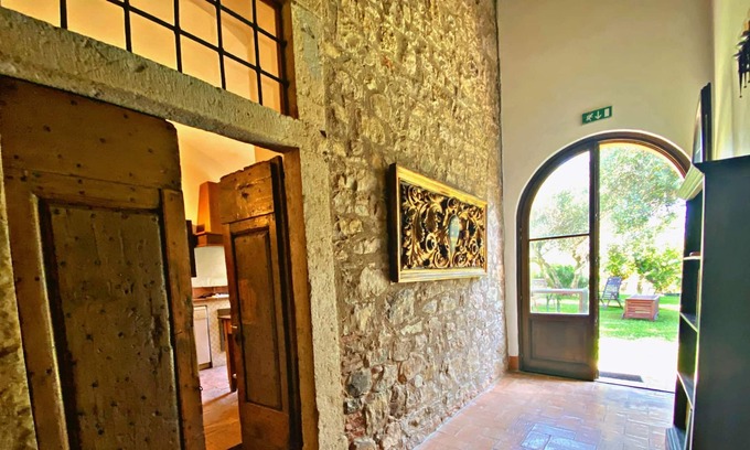Pescia Fiorentina House | Holiday Home 'Il Fontino - Il Cavallo' with Shared Garden, Terrace & Wi-Fi