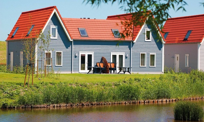 Bruinisse House | Holiday Home in Aquadelta with Garden