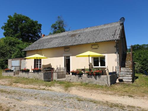 Grury House | Holiday Home in Grury with Pool & Garden