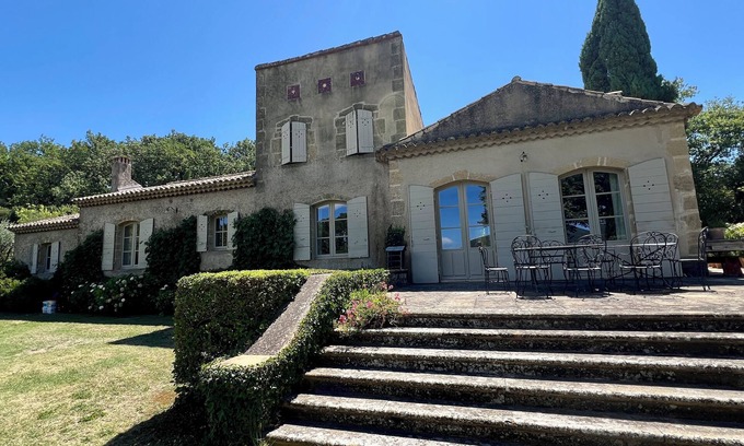 Lourmarin House | Holiday Home in Lourmarin – Stunning View of the Château