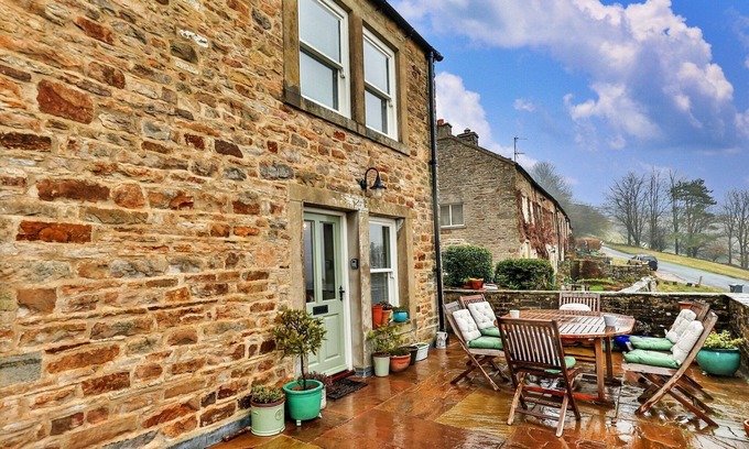 Feetham House | Holiday Home in UK near Scenic Hiking Trails
