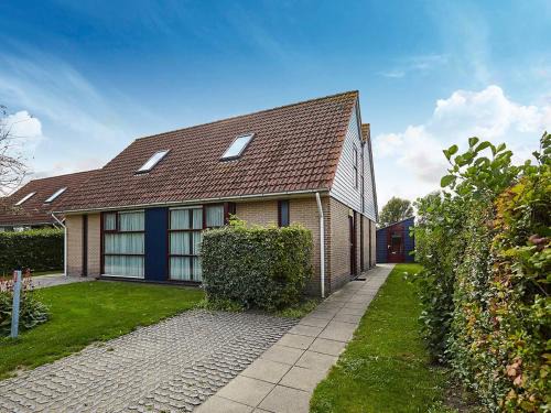 Heinkenszand House | Holiday Home in Zeeland with Garden