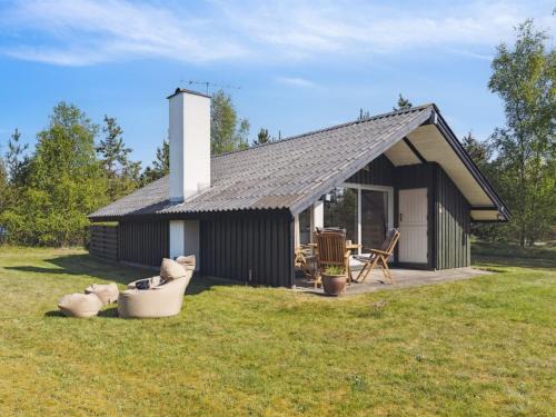 Bratten Strand House | Holiday Home Irlin - 600m from the sea by Interhome