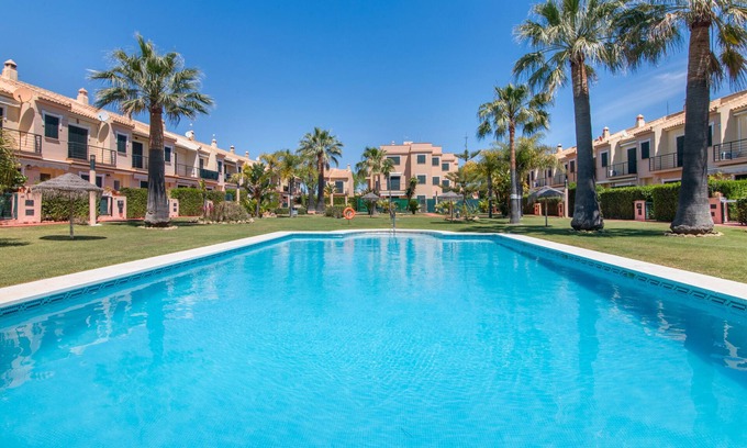 Isla Cristina House | Holiday Home 'Islantilla' with Shared Pool, Private Terrace and Wi-Fi