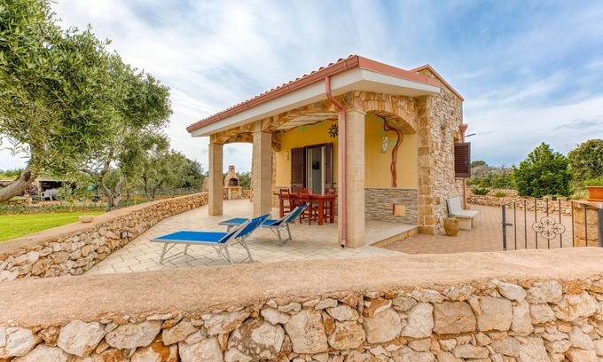 Morciano di Leuca House | Holiday Home 'Del Cuoco' with Shared Pool, Private Garden and Air Conditioning