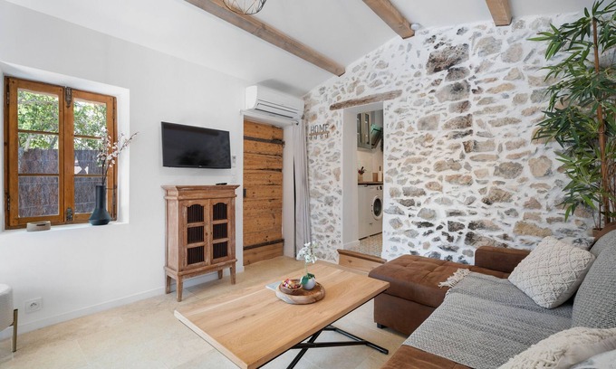 Toulon House | Holiday Home 'Joli Gîte' with Mountain View, Private Terrace and Wi-Fi