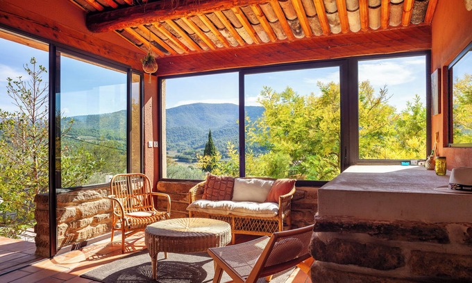 Auriol House | Holiday Home 'La Bastide Des Oliviers' with Mountain View, Wi-Fi and Air Conditioning