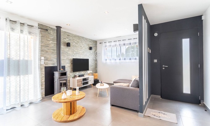 Cabestany House | Holiday Home 'La Casa Del Benestar' with Private Terrace, Wi-Fi and Air Conditioning