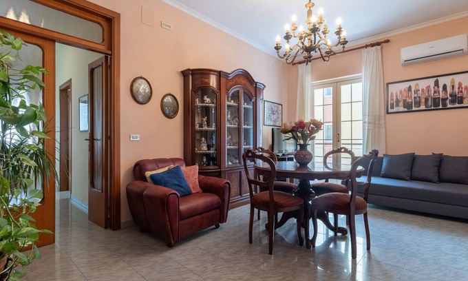 Giovinazzo House | Holiday Home 'La Casa Di Sciovi' with Balcony, Wi-Fi and Air Conditioning