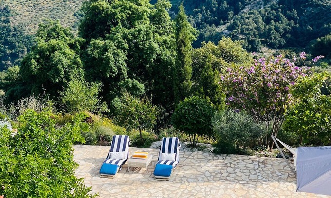 Yunquera House | Holiday Home 'La Casita De La Loma' with Mountain View, Wi-Fi and Air Conditioning