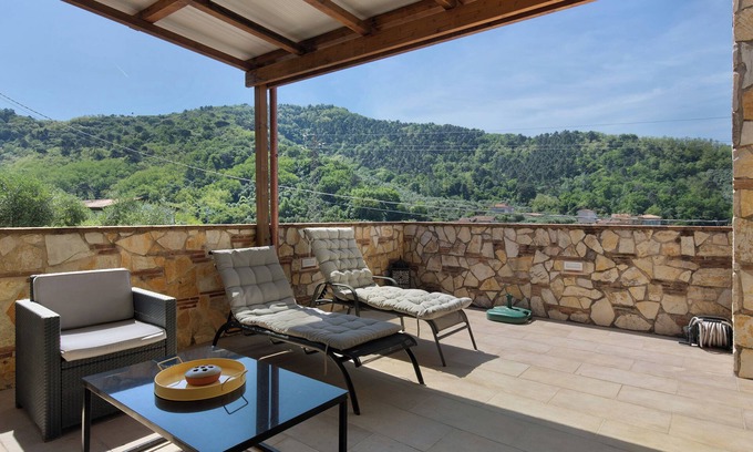 Massarosa House | Holiday Home 'La Dolce Vita' with Lake View, Wi-Fi and Air Conditioning