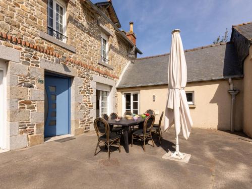 Cherrueix House | Holiday Home La Grève by Interhome