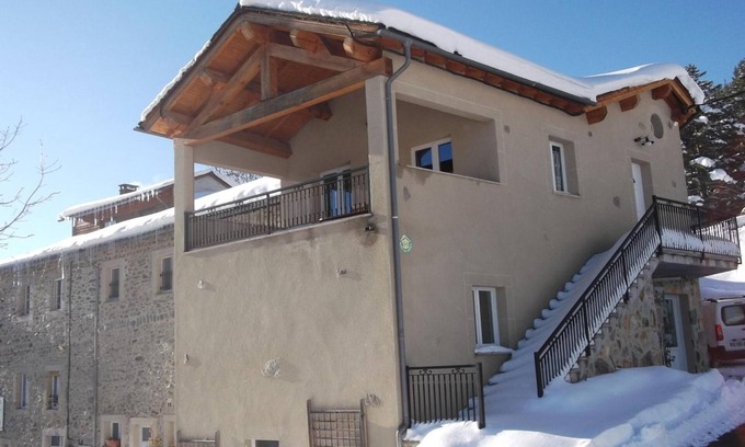 Formigueres House | Holiday Home 'Le Calmadou' with Mountain View, Private Terrace and Wi-Fi