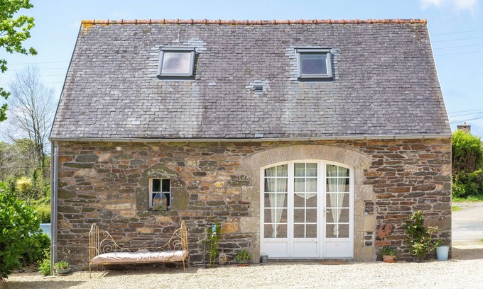 Peumerit House | Holiday Home 'Le Grand Gîte De Blandine' with Private Terrace, Shared Garden and Wi-Fi