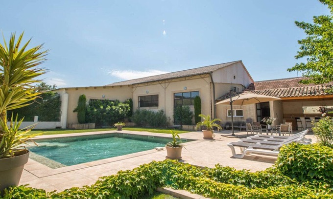 Visan House | Holiday Home 'Le Mas Du Batadou' with Wi-Fi and Air Conditioning