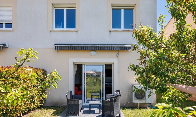 Libourne House | Holiday Home 'Les Grands Vignobles 3 Ch12 Pers' with Private Terrace, Wi-Fi and Air Conditioning