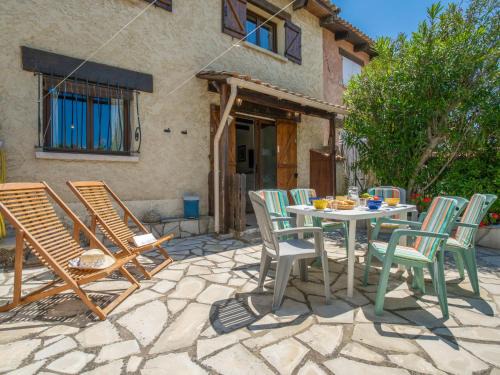 La Madrague House | Holiday Home Les Jardins de Sinople by Interhome