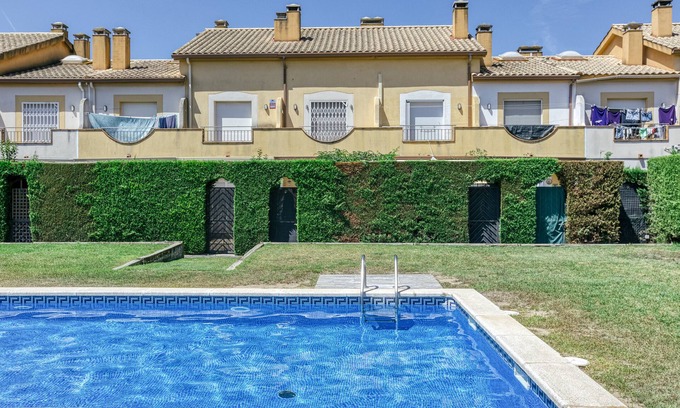 L'Estartit House | Holiday Home 'Les Medes' with Shared Pool, Wi-Fi and Air Conditioning