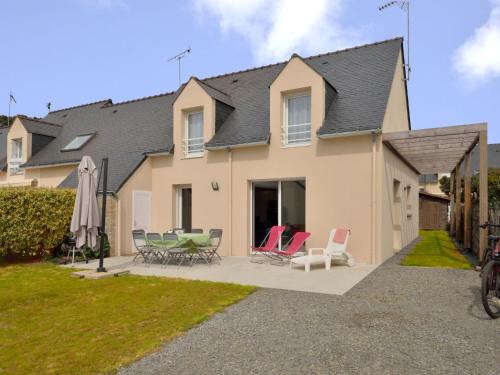 La Turballe House | Holiday Home Les Volets Bleus by Interhome