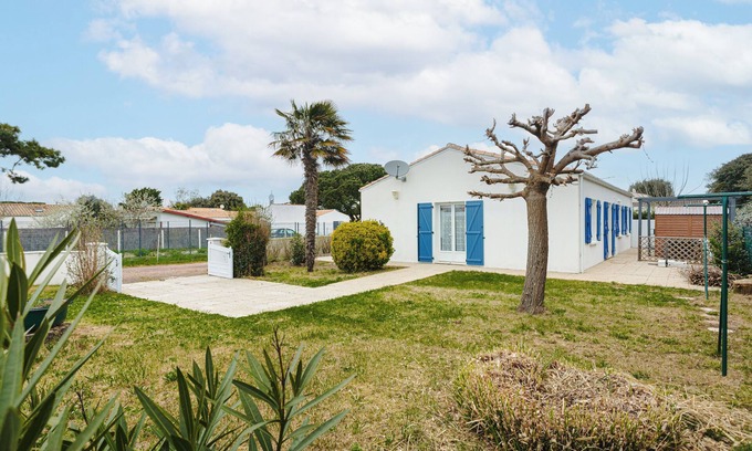 La Remigeasse House | Holiday Home 'Lumineuse Près La Rémigeasse' with Private Terrace, Private Garden and Wi-Fi