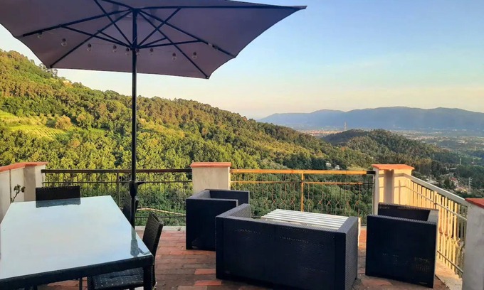 Falcinello House | Holiday Home 'Luxury Suite La Torretta' with Mountain View, Private Terrace and Wi-Fi