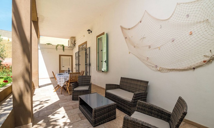 La Maddalena House | Holiday Home 'Maison Chloe' close to the Beach with Terrace, Garden & Wi-Fi