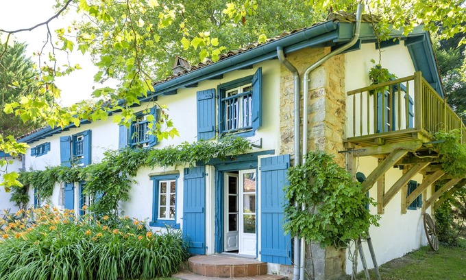Arcangues House | Holiday Home 'Maison De Charme Avec Jacuzzi' with Terrace, Garden and Wi-Fi