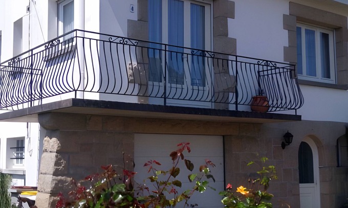 Cancale House | Holiday Home 'Maison De Caractère' with Shared Terrace, Private Garden and Wi-Fi