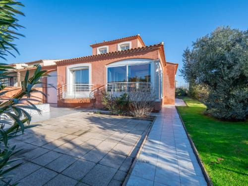 Plaissan House | Holiday Home Maison des Pins Parasol by Interhome