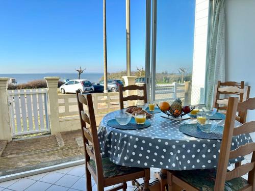 Tharon-Plage House | Holiday Home Maison Front de Mer by Interhome