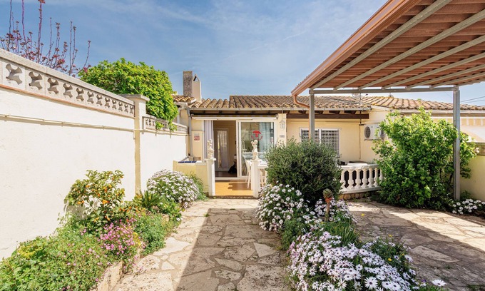 L'Escala House | Holiday Home 'Maison La Coquette' with Private Terrace, Wi-Fi and Air Conditioning