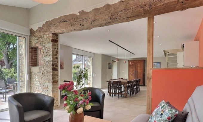 Amanlis House | Holiday Home 'Maison' with Private Terrace and Wi-Fi