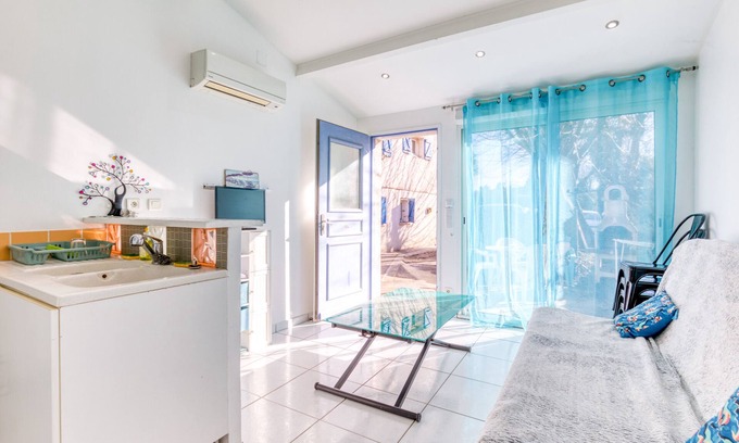 Lattes House | Holiday Home 'Maisonnette 37 m²' with Private Terrace and Wi-Fi
