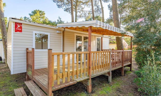 Les Mathes House | Holiday Home 'Mobil Home La Palmyre' with Shared Pool and Private Terrace