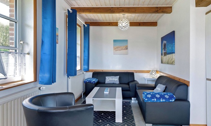 Fahretoft House | Holiday Home 'Möwe' with Private Terrace and Wi-Fi