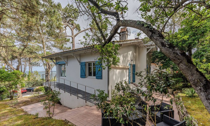 Pyla-sur-Mer House | Holiday Home 'Pyla Sur Mer Villa 150m Vue Bassin' with Sea View, Shared Terrace and Wi-Fi