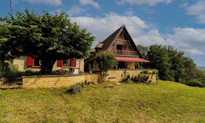Montignac House | Holiday Home 'Panissal 6 Persons' with Shared Terrace, Shared Garden and Wi-Fi