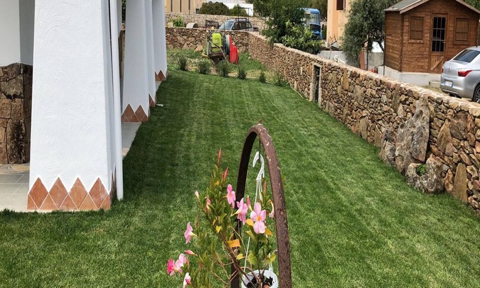 Budoni House | Holiday Home Sadomo De Rosa 2 close to the Beach with Shared Garden