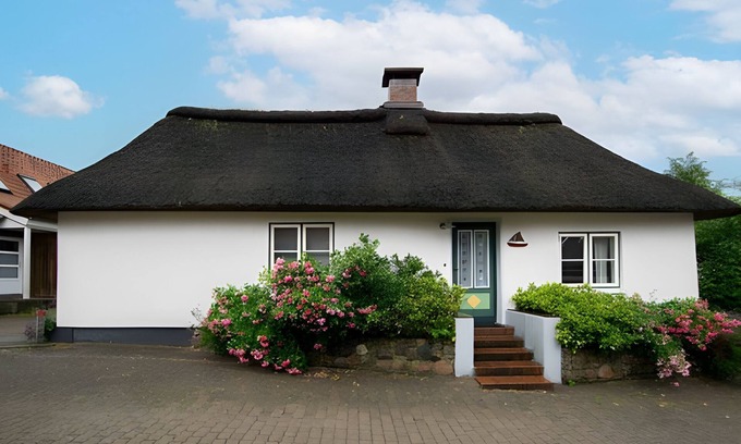 Burg House | Holiday Home 'Stine's Hus' with Private Terrace, Private Garden and Wi-Fi