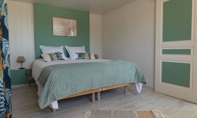 Cleder House | Holiday Home 'Ty Reuniou - La Grange' with Sea View, Shared Terrace and Wi-Fi