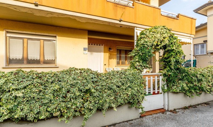 Torre del Lago Puccini House | Holiday Home 'Villetta Girasole' with Private Terrace, Private Garden and Wi-Fi