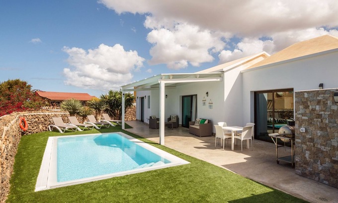 La Oliva Villa | Holiday Home “Villa Era 2” with Garden, Pool, Terrace & Wi-Fi