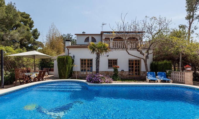 Castellet i la Gornal House | Holiday Home 'Villa Gessami' with Mountain View, Pool & Wi-Fi
