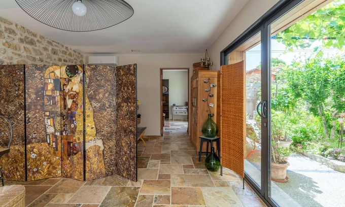Malaucene House | Holiday Home 'Villa La Mireio' with Private Terrace, Wi-Fi and Air Conditioning