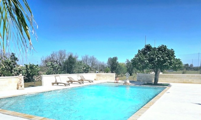 Cavallino House | Holiday Home Villa Mariangela with Shared Pool, Garden & Wi-Fi