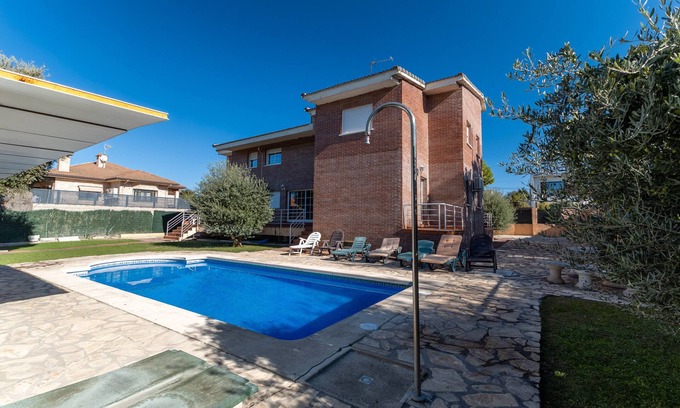 Brunete Villa | Holiday Home 'Villa Pilara - Brunete' with Private Pool, Wi-Fi and Air Conditioning